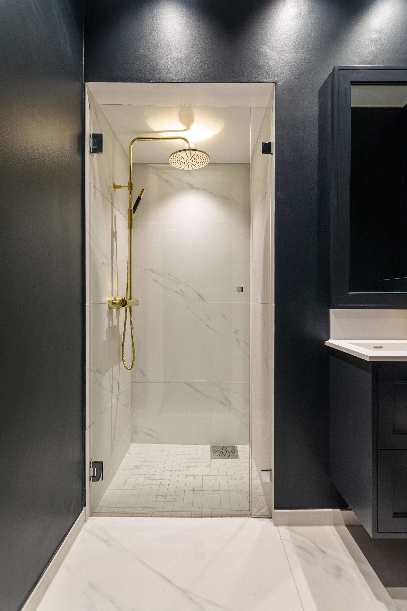 Det er vegghengt toalett, og et dusjhjørne med blandebatteri og dusjgarnityr i messing, håndholdt dusj og regnfallsdusj. Galleribilde