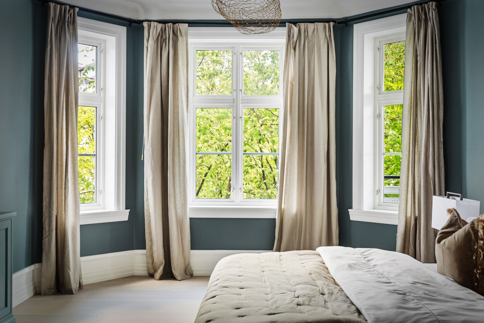 Masteravdeling har karnapp og ligger vestvendt med vinduer mot gårdsrommet. Galleribilde