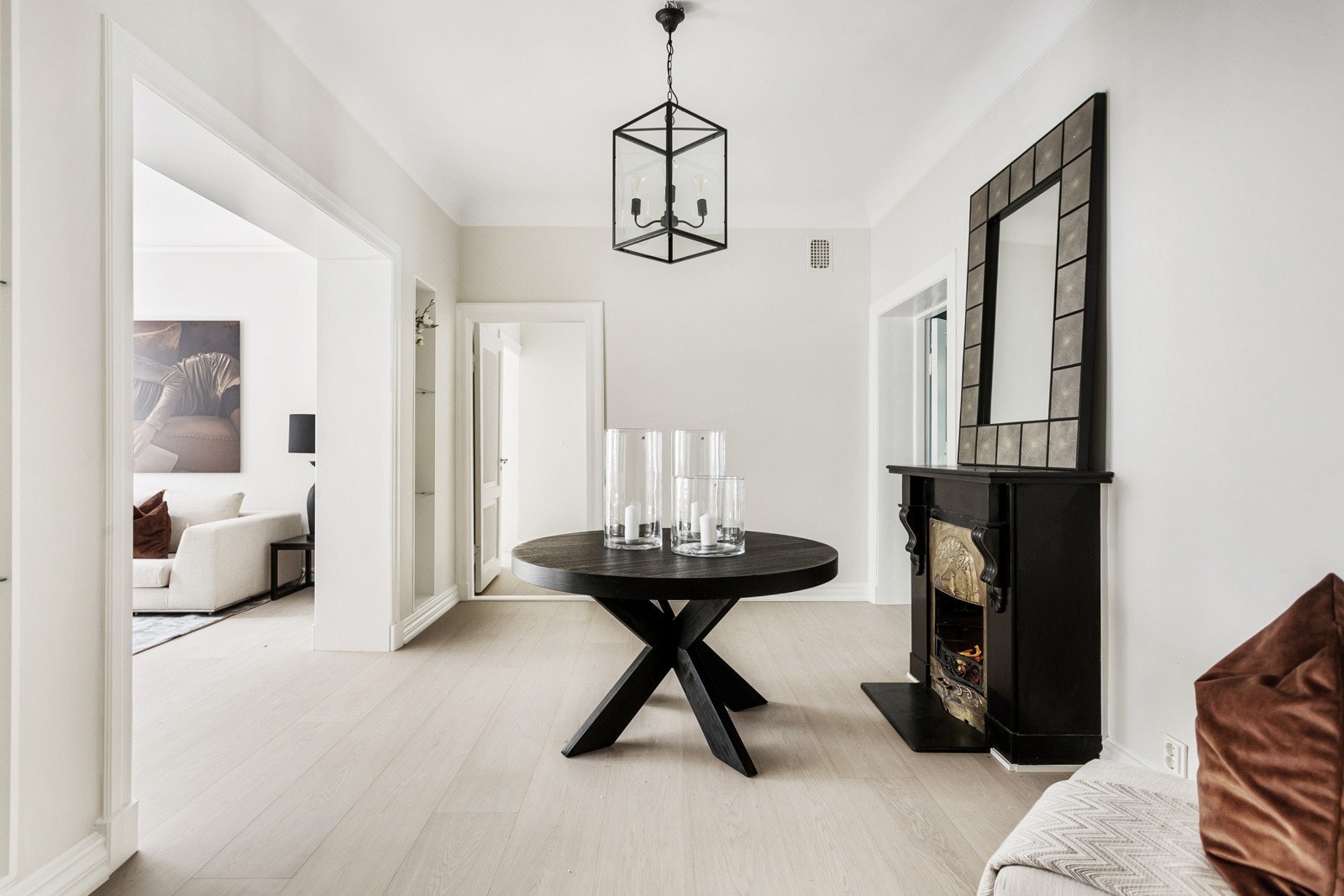 Videre har rommet en åpen kamin, kledd med sideplater, frontplate og topplate i sort sten - rett og slett et originalt smykke. Galleribilde