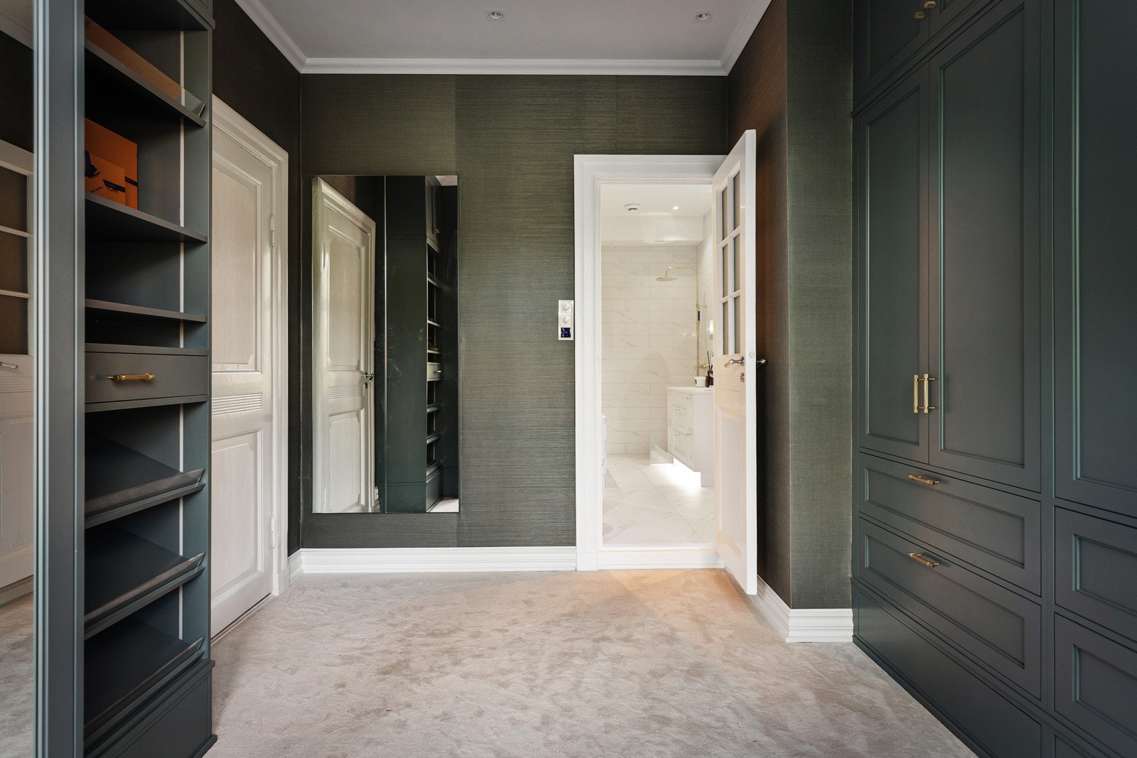 Det er innredet med skråstilte skohyller nederst, samt skuffer og horisontale hyller høyere opp. Hele skapinnredningen er tilpasset etter mål og rekker fra gulv til himling. Galleribilde