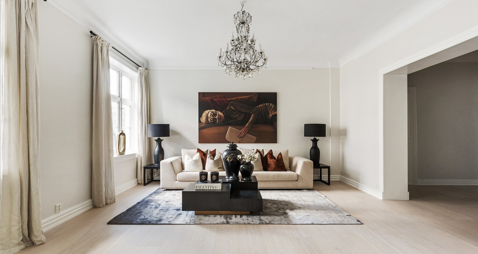 Dagligstuen og spisestuen er av den romslige sorten, og begge stuene har østvendte vinduer med gode lysforhold. Galleribilde