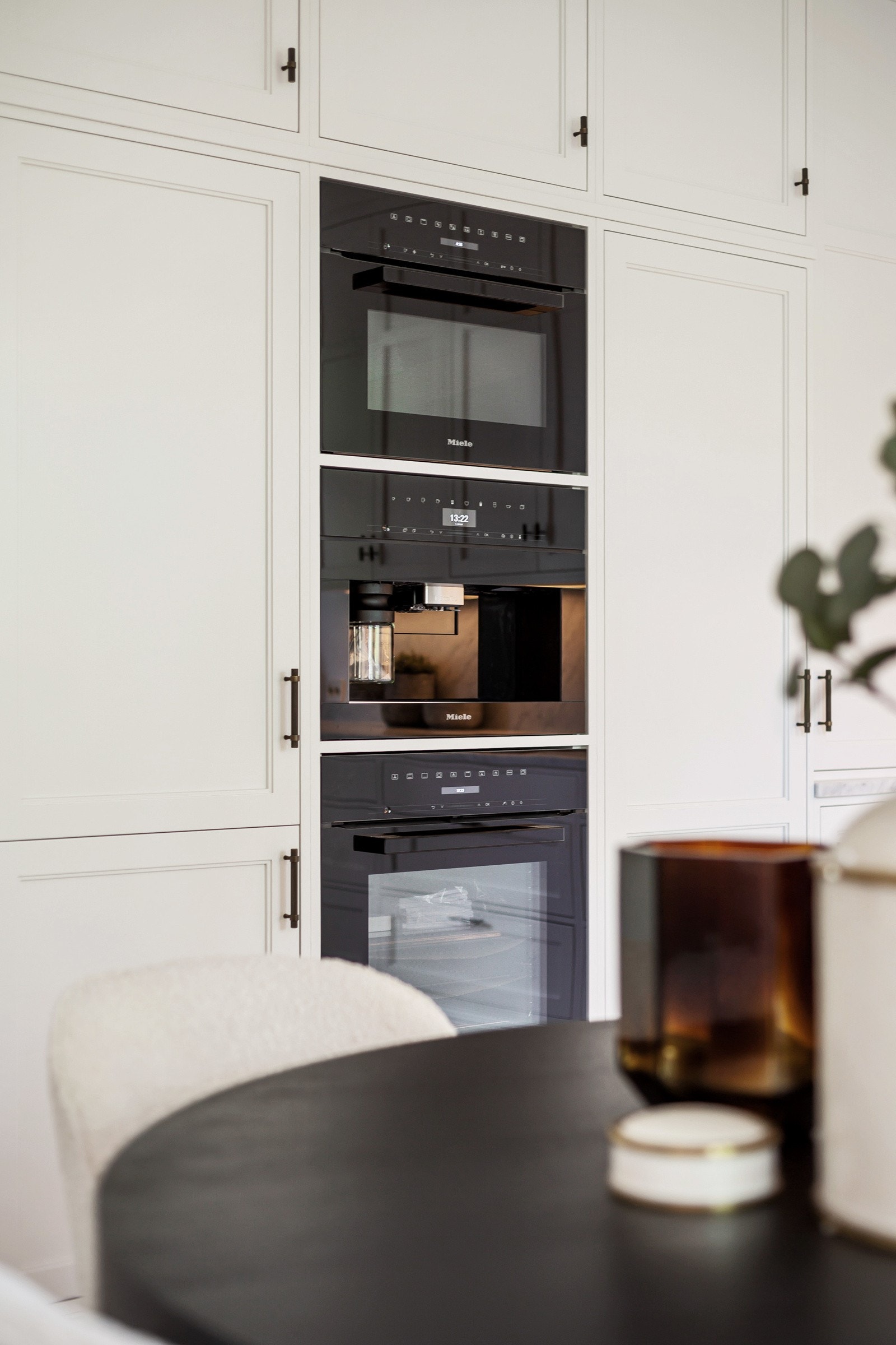 Av hvitevarer er det stekeovn, dampovn/mikrobølgeovn, koketopp med ventilator, kaffemaskin, kjøleskap, kjøl/frys og oppvaskmaskin. I tillegg er det et integrert vinskap, slik at vinen kan lagres til rett temperatur. Galleribilde