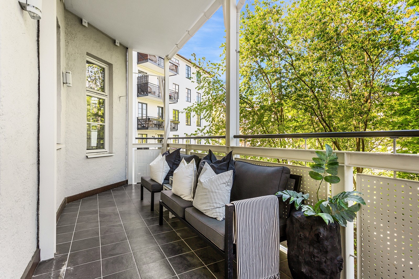 Balkongen har belysning og er overbygget, slik at utvendig hygge også kan nytes på sommerdager med regn i luften og langt inn i sene kveldstimer. Galleribilde