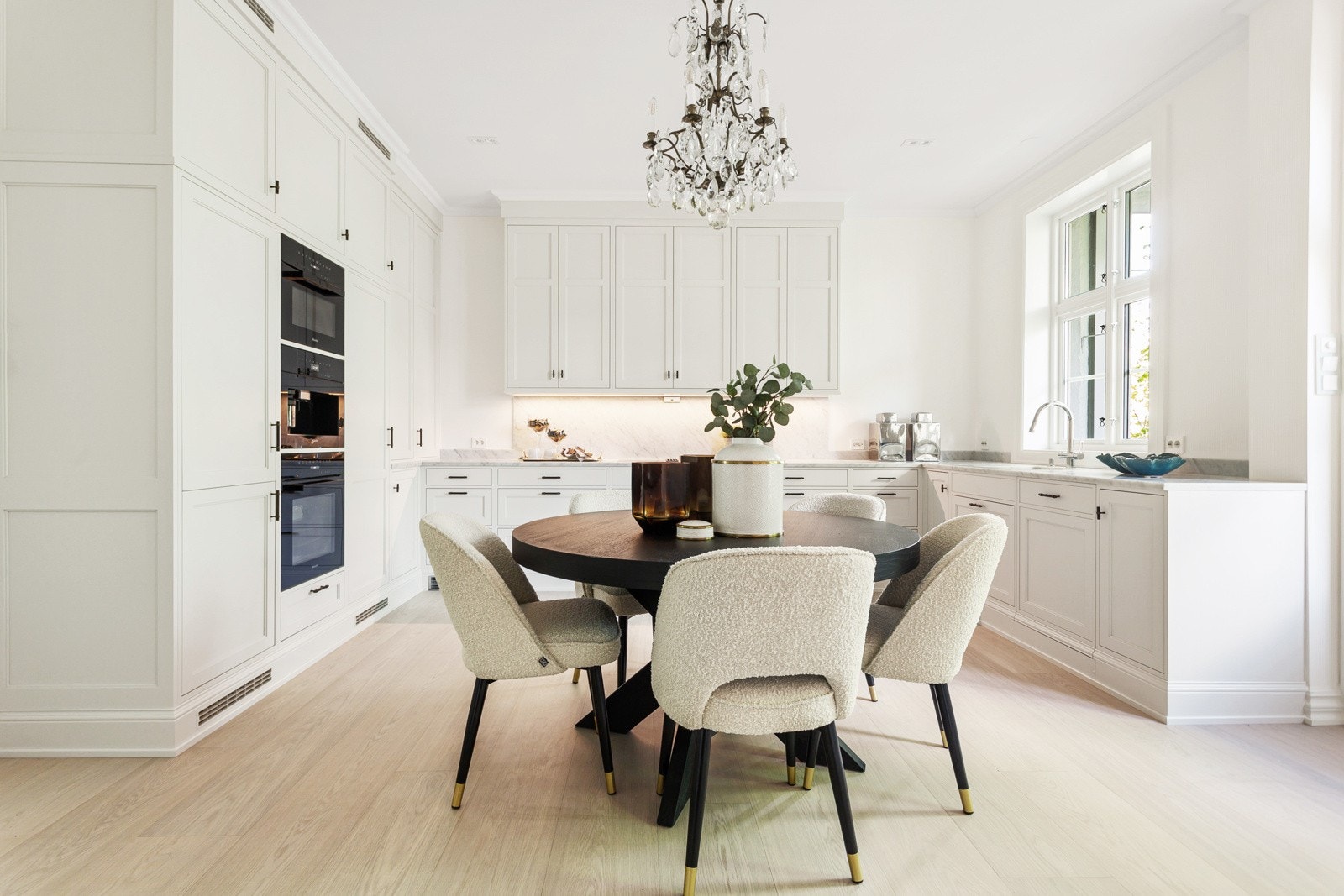 Rommet har en snekkertilpasset kjøkkeninnredning fra Terna Snekkeri. En rålekker løsning i høy klasse hvor man kan glede deg over gjennomtenkt design i solid kvalitet. Galleribilde