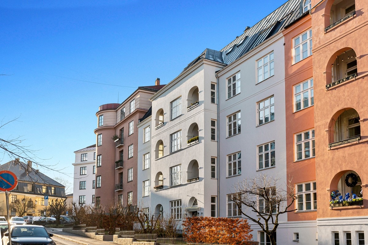 Eiendommen ligger i et fornemt, ettertraktet og tilbaketrukket strøk på fasjonable Gimle i Oslo. Galleribilde