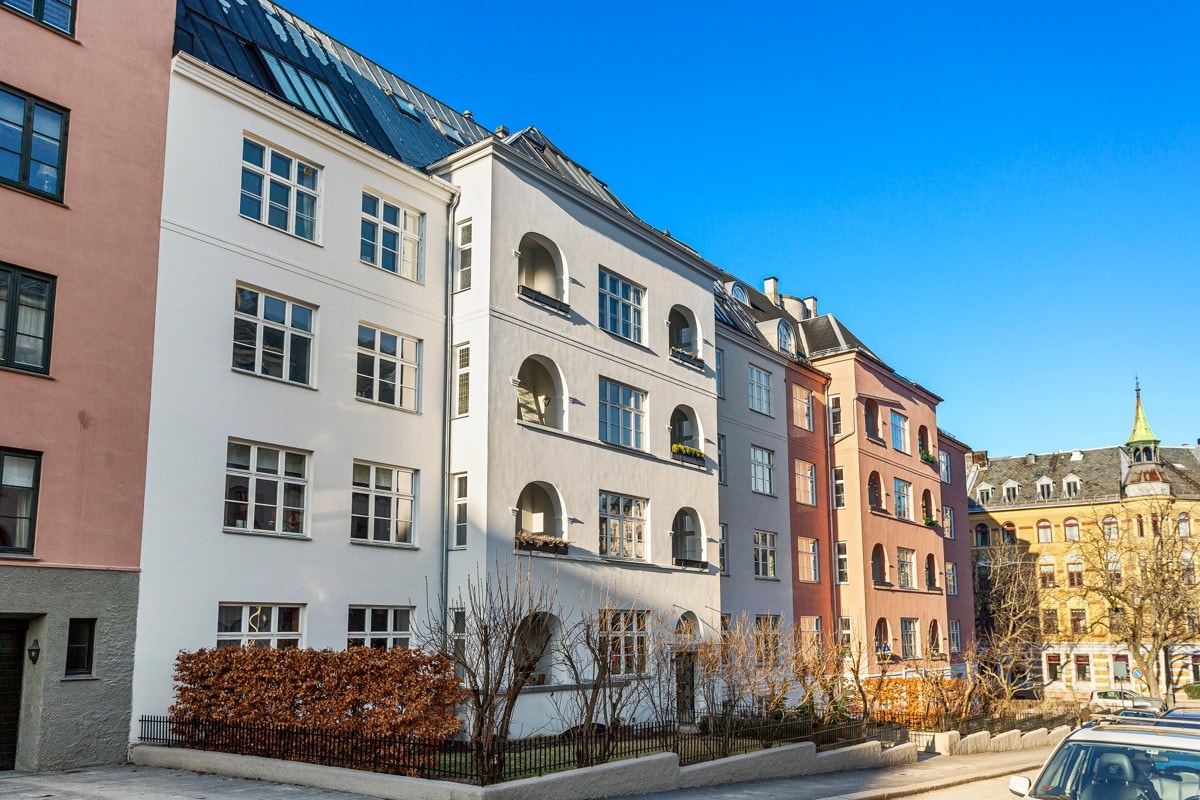 Beliggenheten er særs attraktiv, rett ved Thomas Heftyes plass og midt blant ambassaderesidensene. Galleribilde