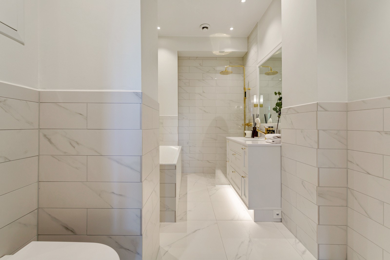 Toalettet er vegghengt, og for øvrig har rommet hvit skapfront til en nisje med varmtvannsbereder og opplegg for vaskemaskin. Galleribilde