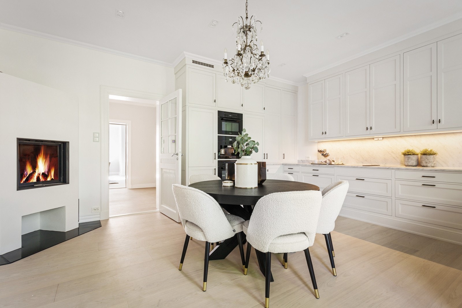 Spisekjøkkenet har moderne innsatspeis og skaper et naturlig samlingspunkt for familie og venner. Innfelte downlights i himlingen skaper ytterligere stemning når mørket faller på. Galleribilde