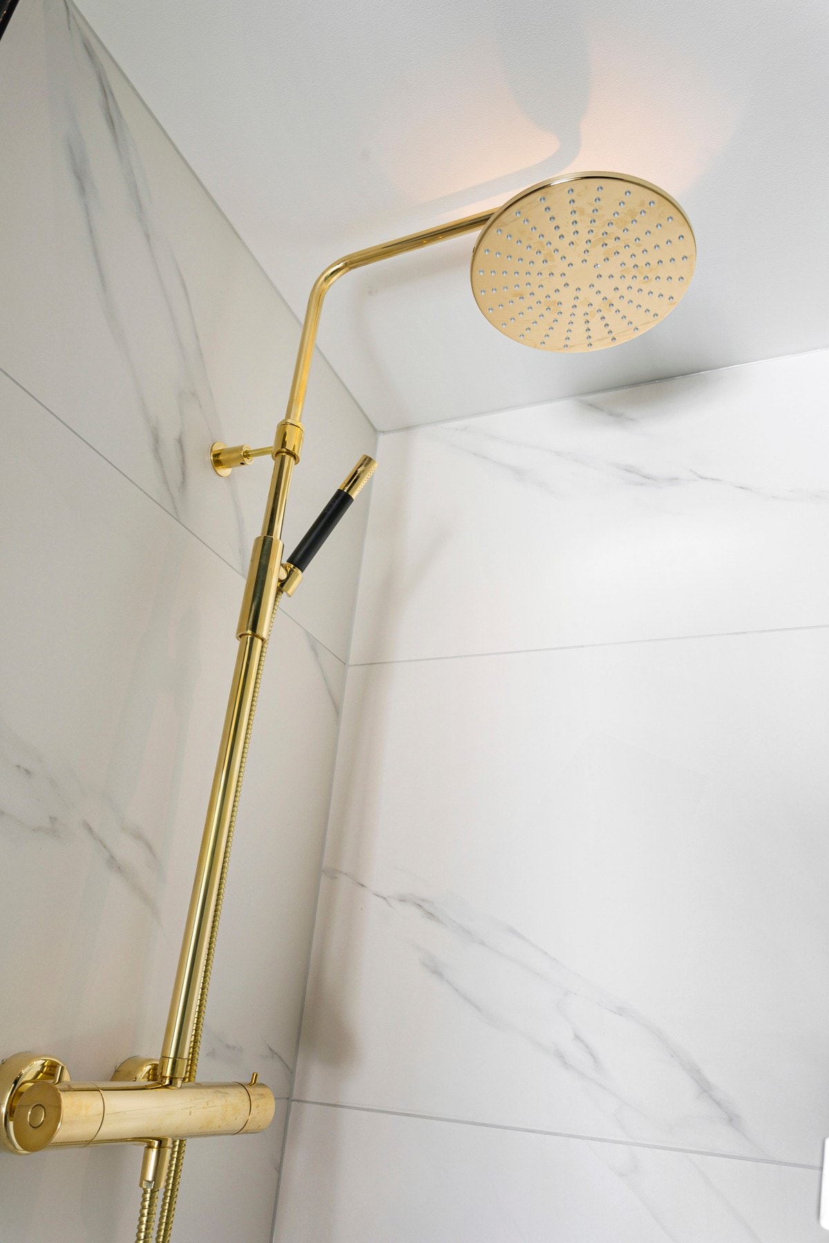 Garnityr og blandebatterier i messing setter prikken over i-en. Galleribilde