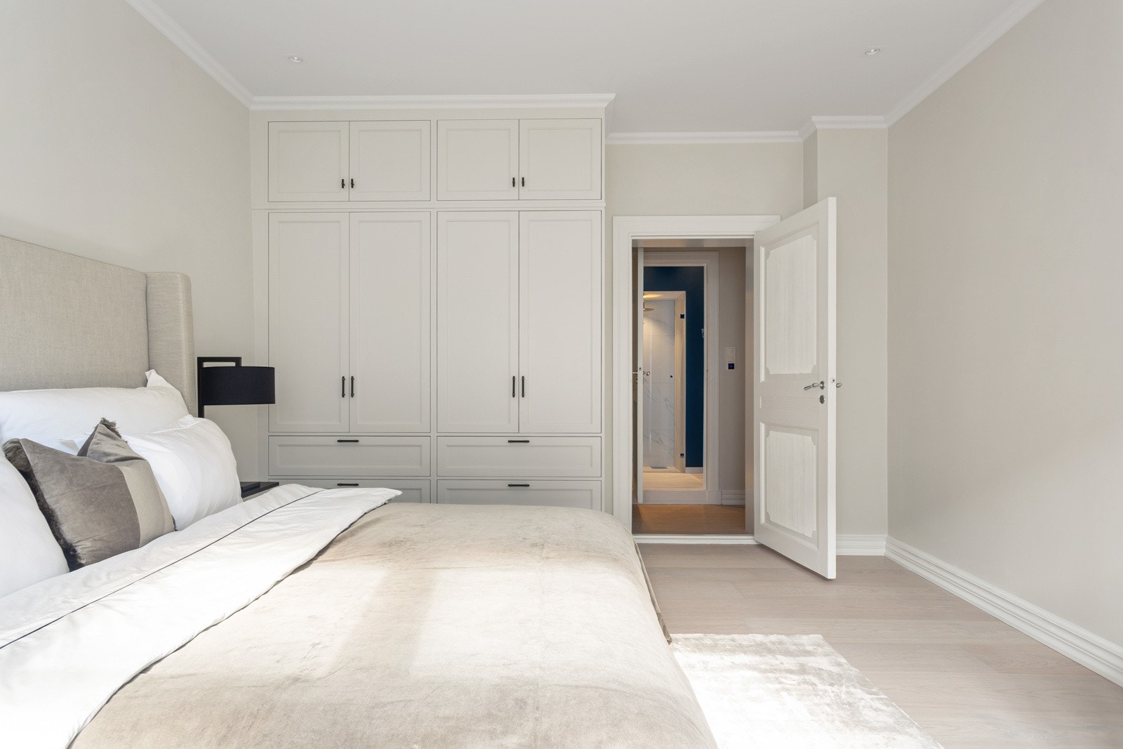 Rommet har enstavs eikeparkett med gulvvarme, slette vegger malt i en lys gråfarge og plassbygget garderobe fra Terna Snekkeri. Galleribilde