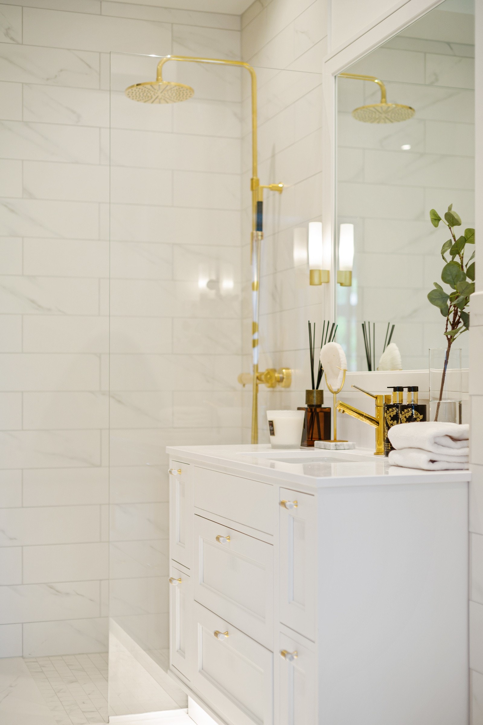 Badet har en lysegrå innredning med benkeplate i stein og underlimt servant, og det er blant annet stilig belysning i form av ledstripe under kanten ved gulvsokkelen. Galleribilde