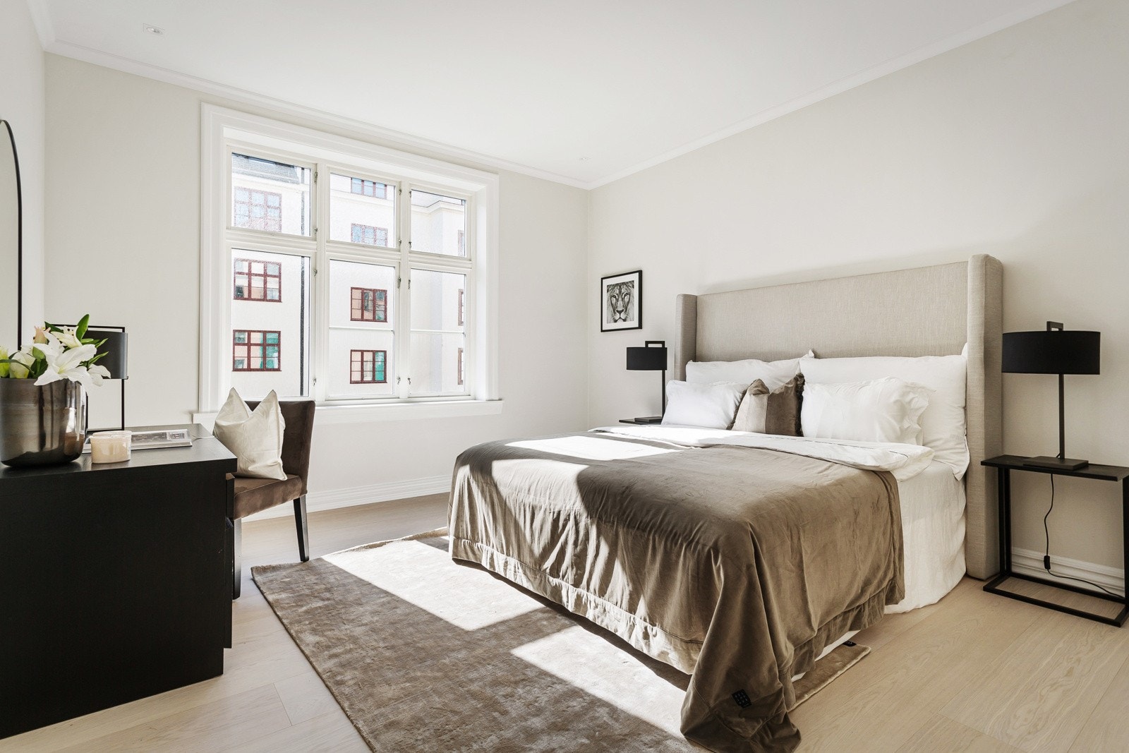 Leiligheten har to store soverom. Det ene soverommet er delvis tilknyttet gjestebadet og ligger østvendt med vinduer vendt mot Fritzners gate. Galleribilde