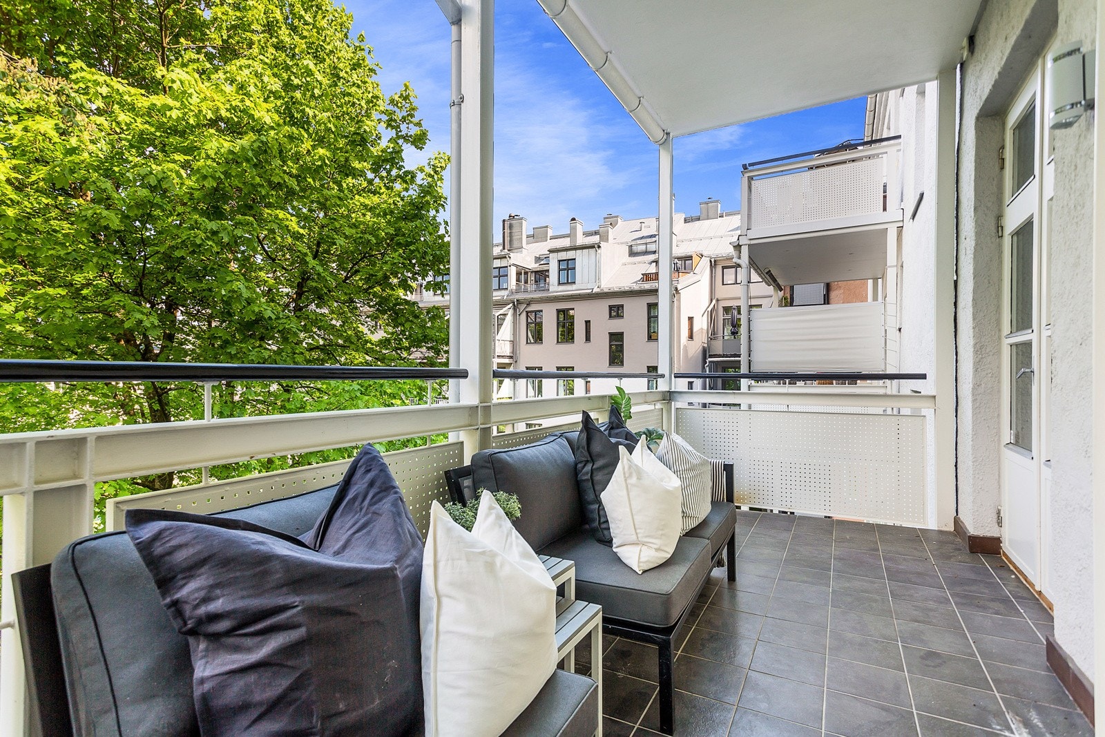 Vestvendt balkong er på ca. 11 kvm, og har adkomst fra kjøkkenet. Balkongen har sorte gulvfliser i 25 x 25 cm og solid rekkverk i stål med malt håndløper i tre. Galleribilde