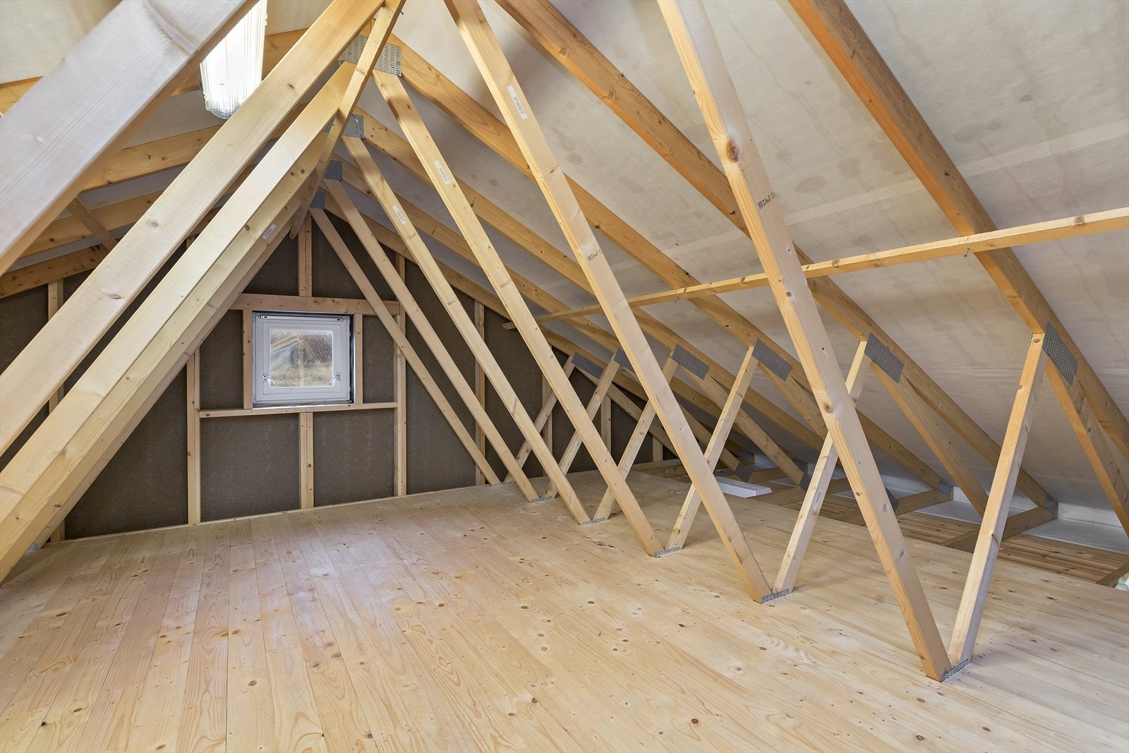 Loft over carport med god lagringsplass. Galleribilde