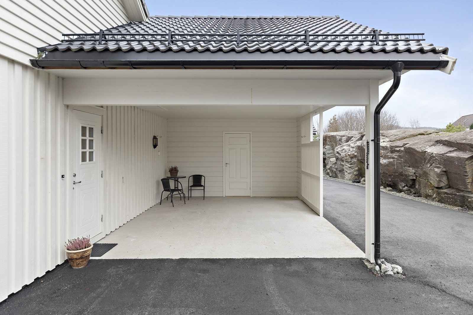Boligen har en enkel og trappefri adkomst fra carport. Galleribilde