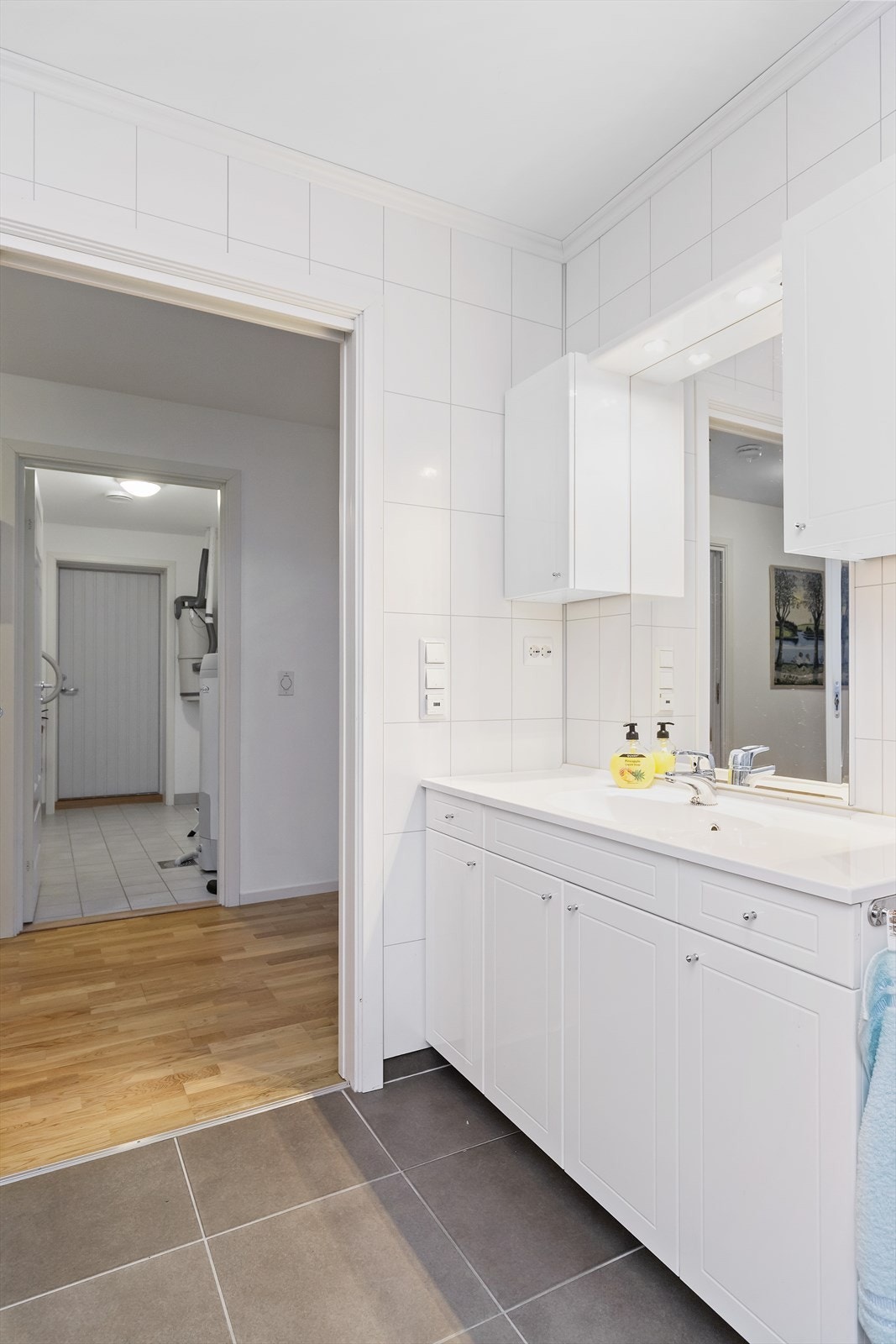 Badet er utstyrt med dusj, toalett, en romslig baderomsinnredning og opplegg for vaskemaskin. Galleribilde