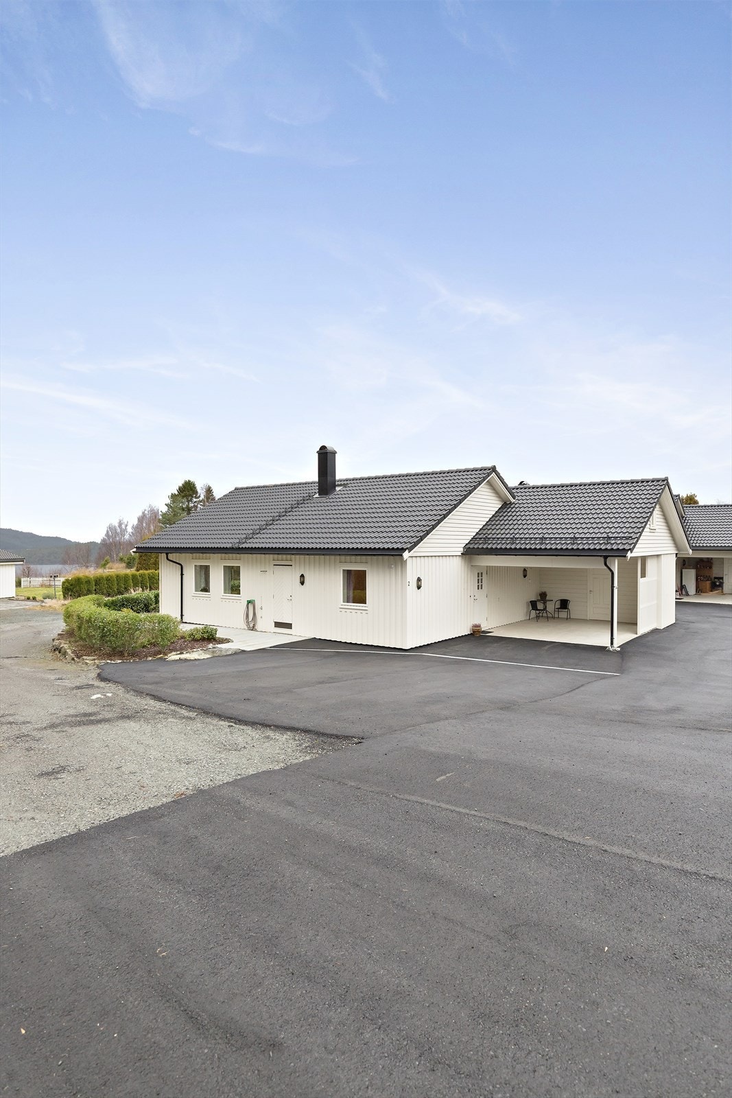 Fra eiendommen er det ca. 10 min kjøring til sentrum i Sæbøvik og ca. 20 min til Husnes. Galleribilde