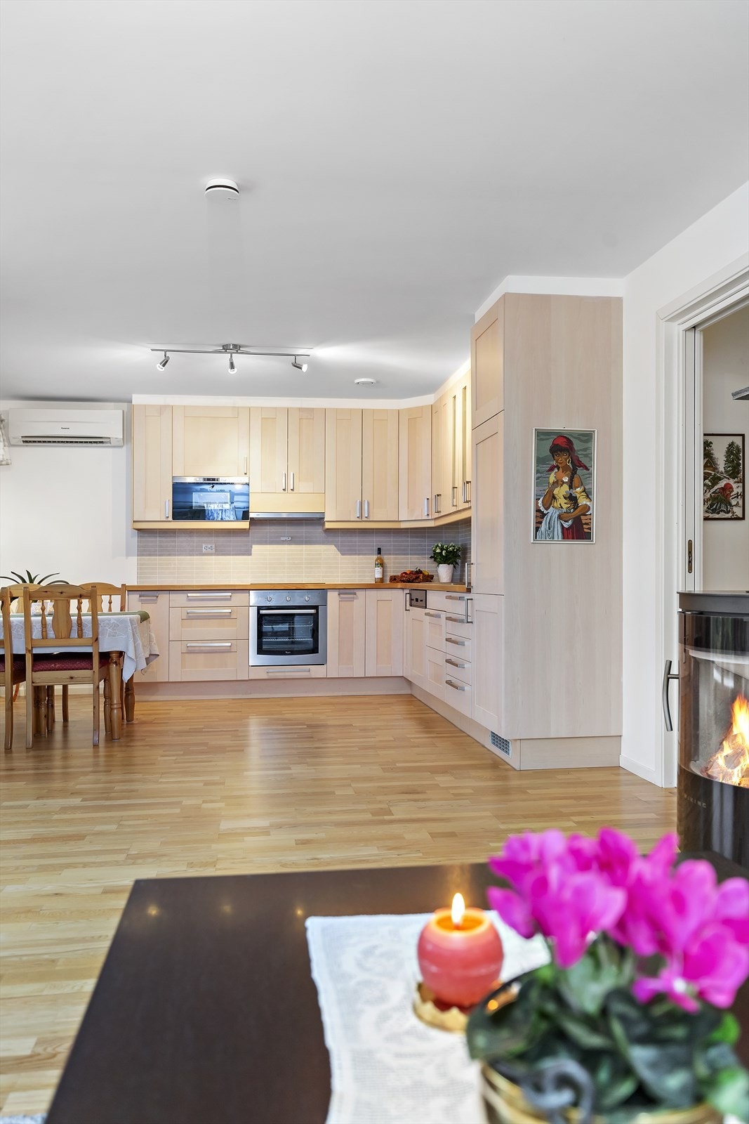 Det er god plass til å innrede med stor sofagruppe og spisebord i tilknytning til kjøkkenet. Galleribilde