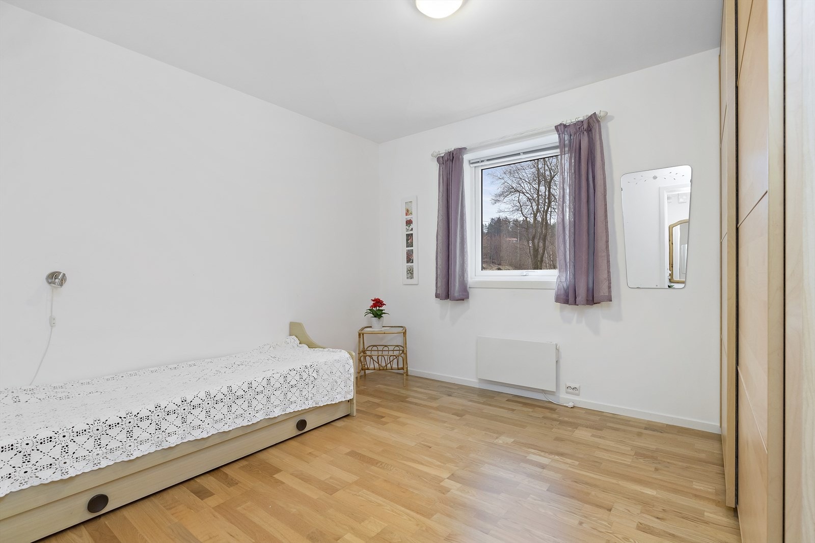 Begge rommene inneholder store garderobeskap. Galleribilde
