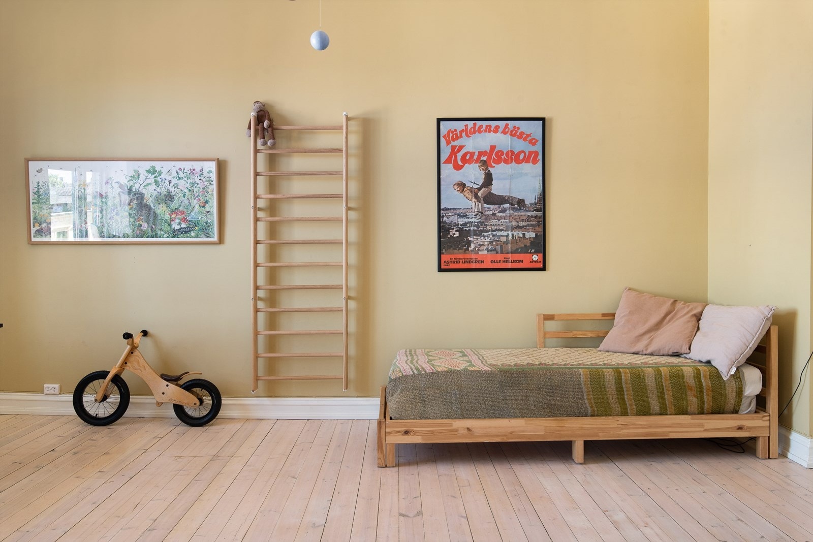 Stue/soverom - Alt etter behov! Nok et vakkert rom med nydelig utsikt over taktopper Galleribilde