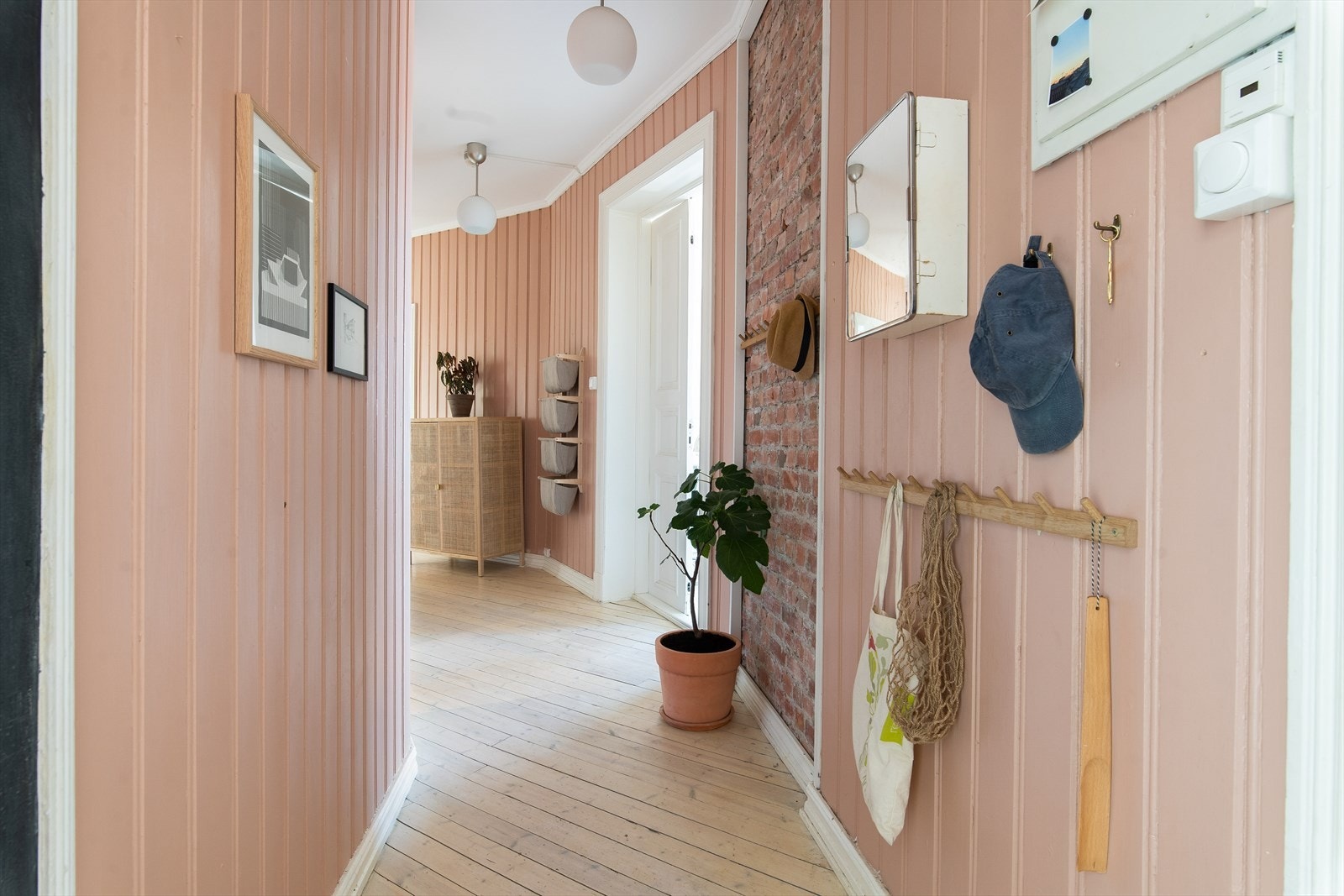 Harmonisk og klassisk gang med plass til kommodeskap - Garderobeskap i enden av gangen Galleribilde