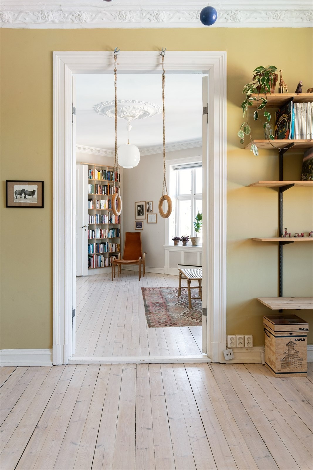Vakker stukkatur og rosett i alle stuer og soverom Galleribilde