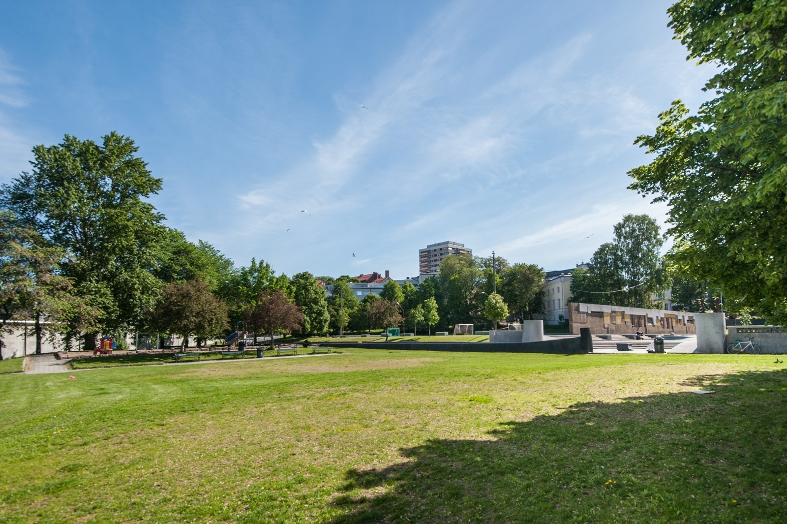 Nabolaget/parkområdet i kvartalet bak boligen rehabiliteres som prosjektet Klosterenga park - gjenåpning av Hovinbekken. Dette kan du lese mer om her: www.klosterenga-park.no Galleribilde