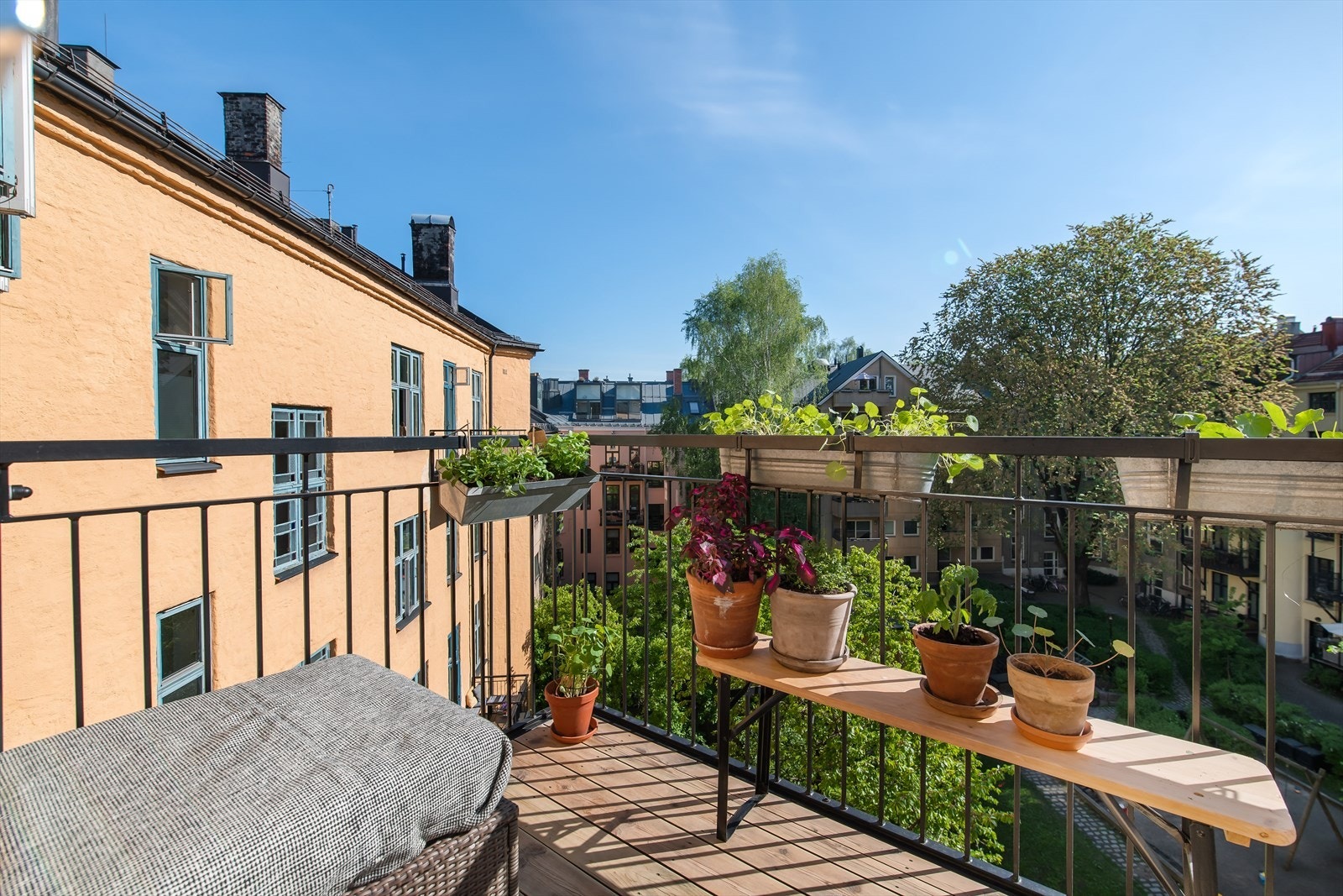 Et perfekt sted å nyte morgenkaffen eller lunchen før solen går rundt byget og pryder vinterhagen Galleribilde