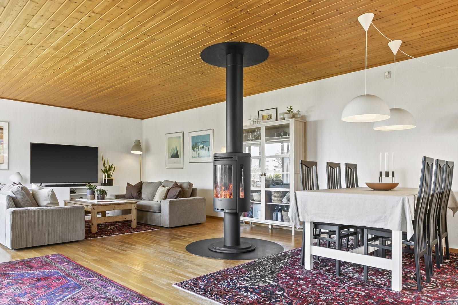 Velkommen inn i stuen, godt med plass og åpent. Galleribilde
