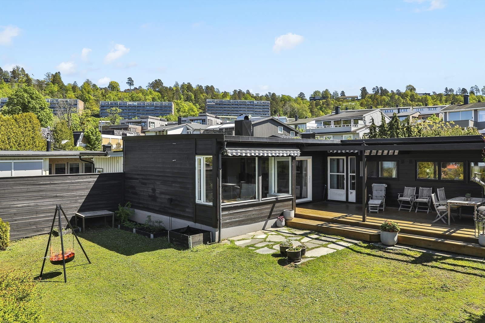 Eiendommen ligger sentralt men det merkes ikke når man er bak i hagen, helt utrolig deilig. Galleribilde