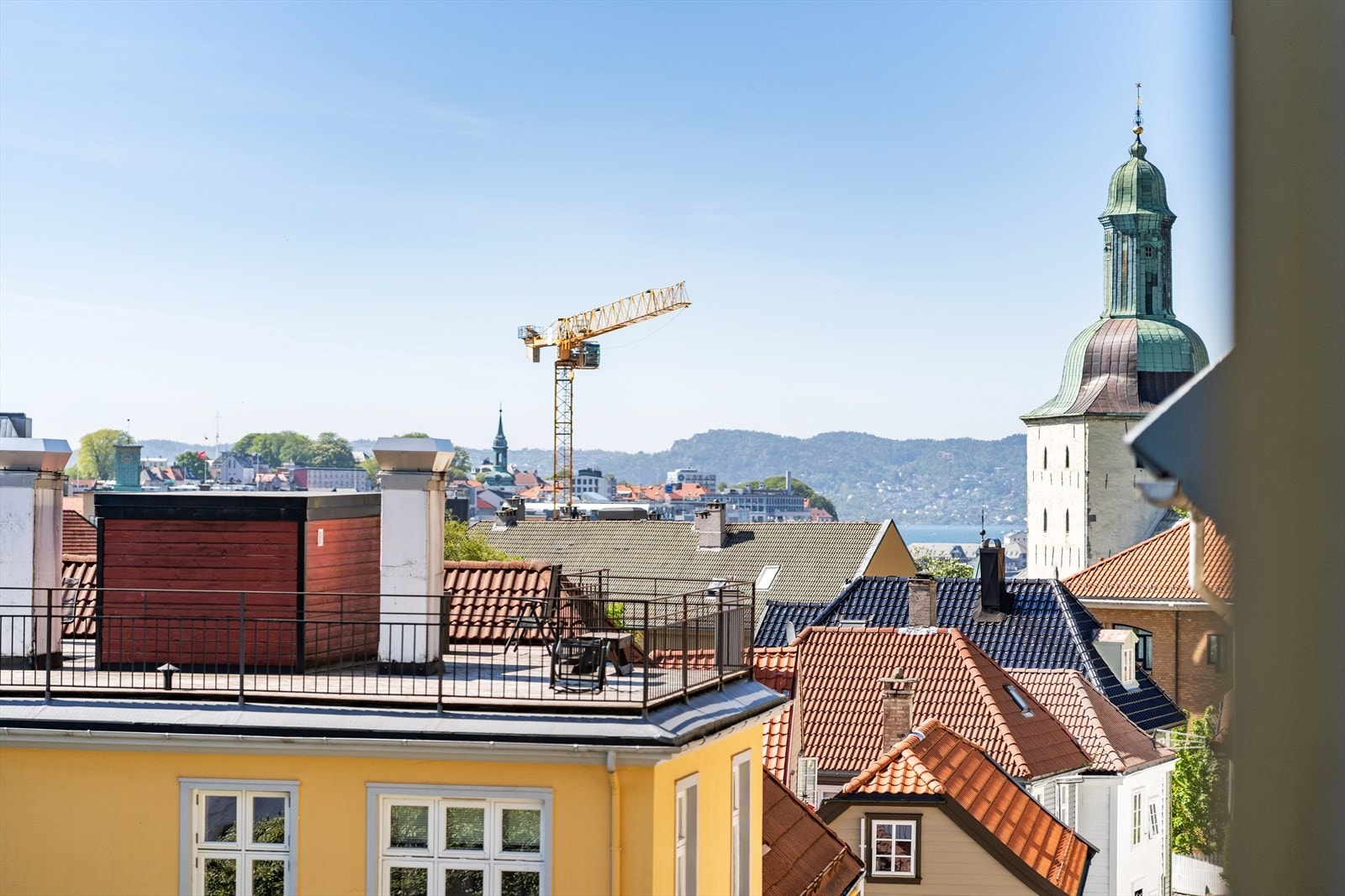 Tilbaketrukket og rolig boligområde med umiddelbar nærhet til alt byen har å tilby. Flotte turområder videre opp i fjellsiden. Galleribilde