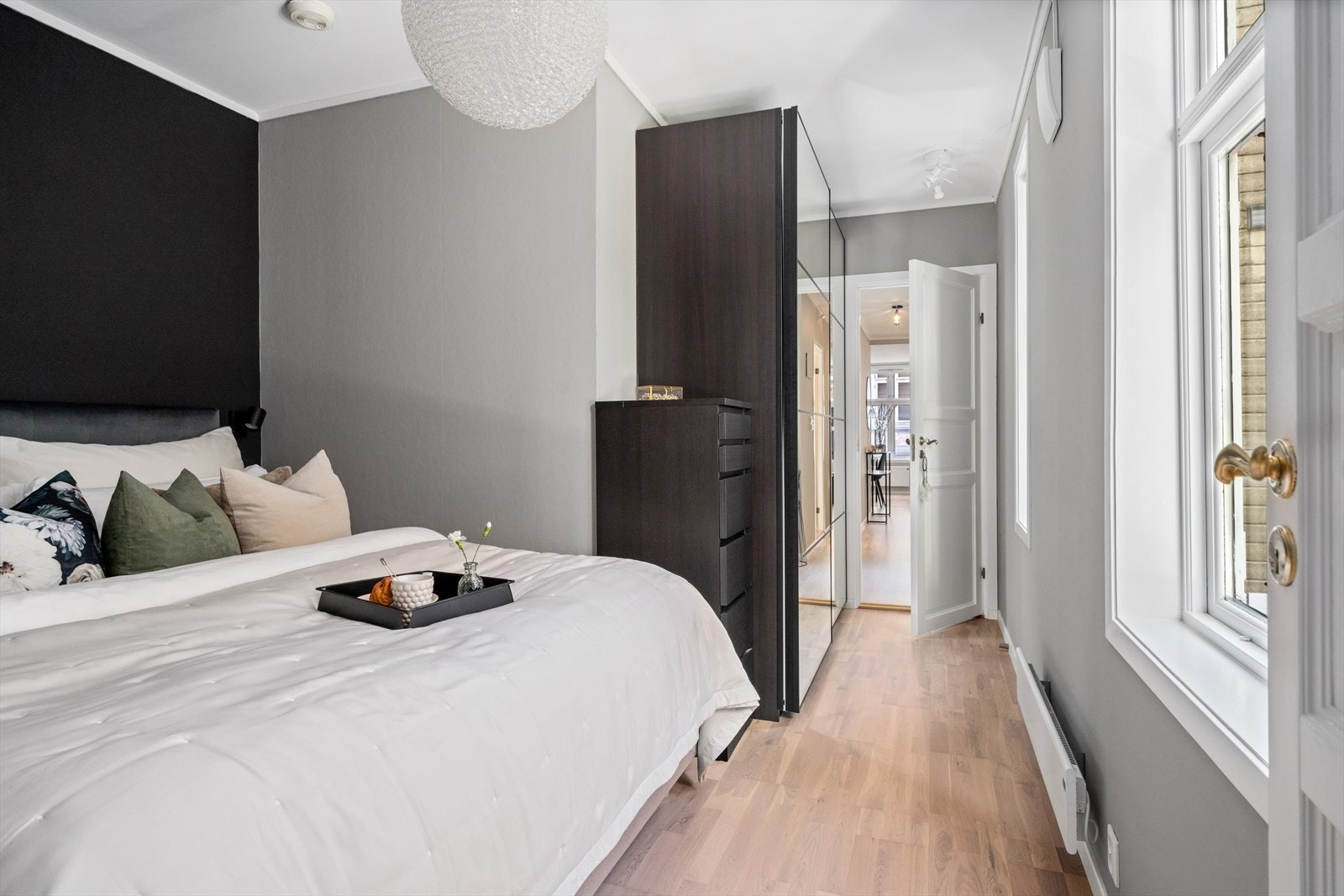 Stort og godt soverom med god plass til dobbeltseng. Nåværende eier har installert balansert ventilasjon. Dette sørger for godt inneklima. Nytt garderobeskap med speilfronter i 2020. Galleribilde