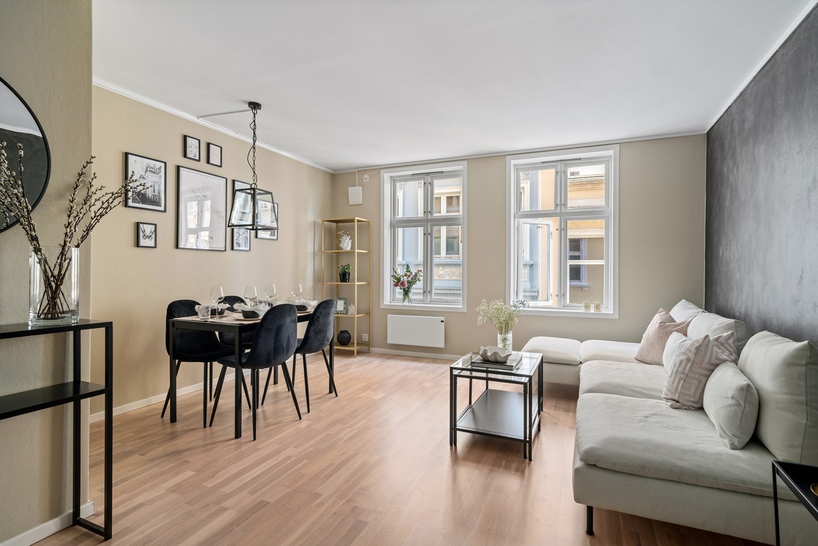 Leiligheten ligger høyt og fint til i byggets 2. etasje. Galleribilde