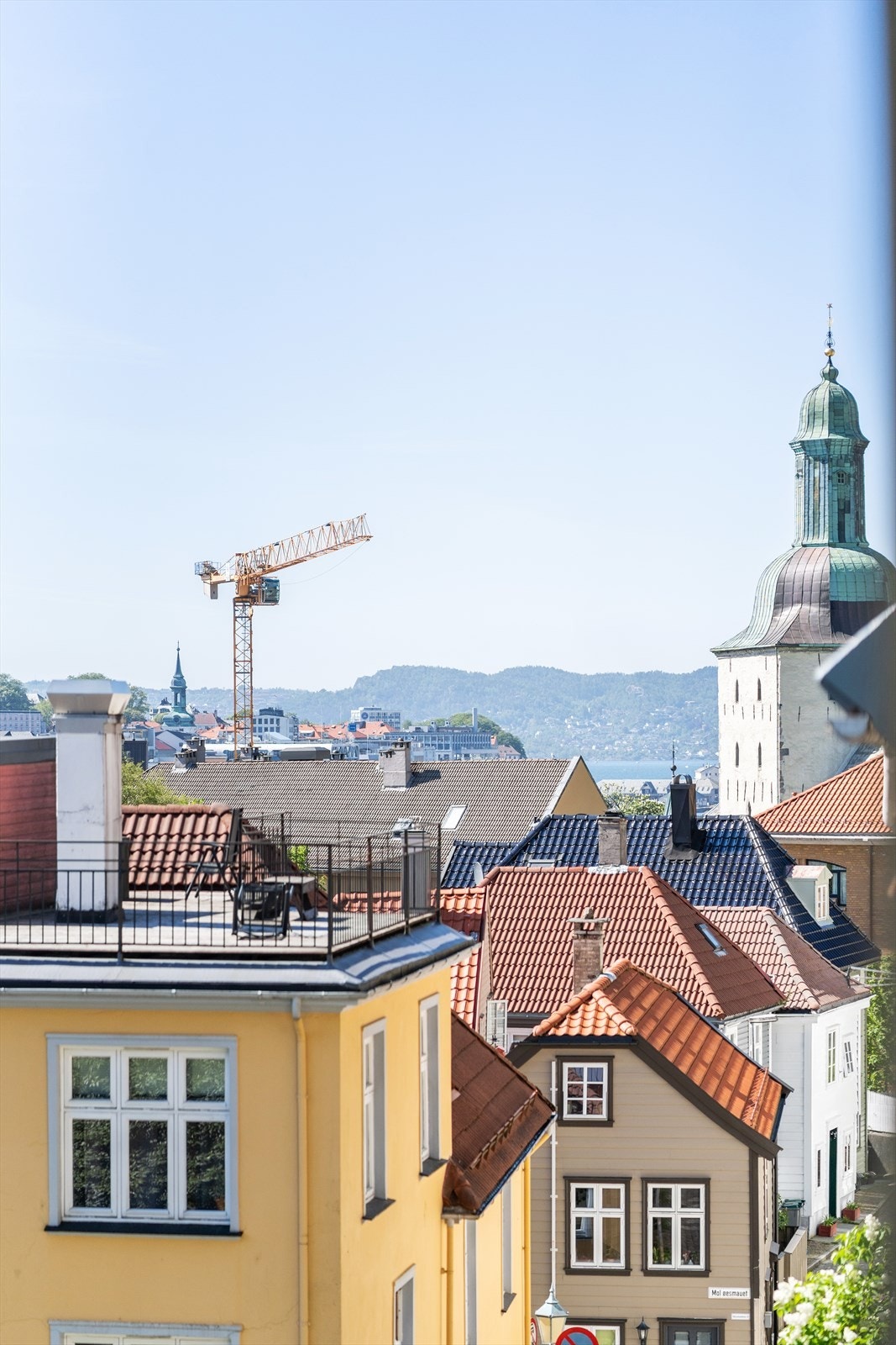 Eiendommen ligger ca. midt i Skivebakken. Få minutters gange til Torgallmenningen og Festplassen. Galleribilde