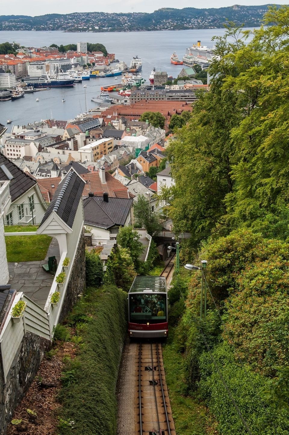 Innen kort avstand ligger også Fløybanen og turstiene som tar deg opp til nydelig utsikt over Bergen by. Galleribilde