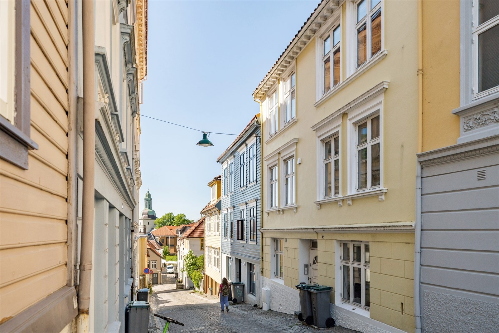 Nydelige omgivelser og svært sentral beliggenhet. Likevel skjermet og rolig gate. En av byens fineste gater! Galleribilde