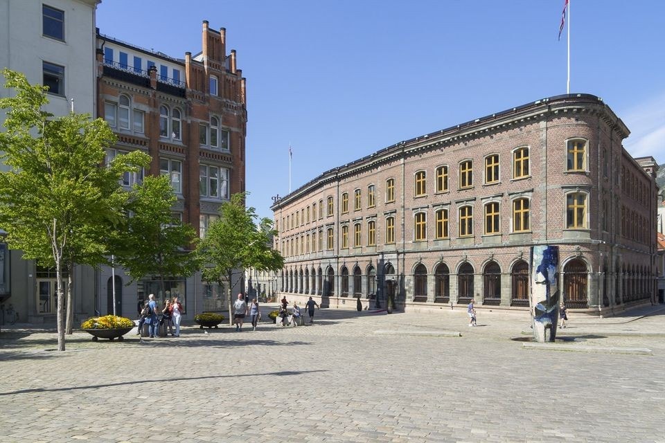 Ved Vetrlidsallmenningen ligger det en stor KIWI. Videre finner du Rema og Lerøy mat like i nærheten. Galleribilde