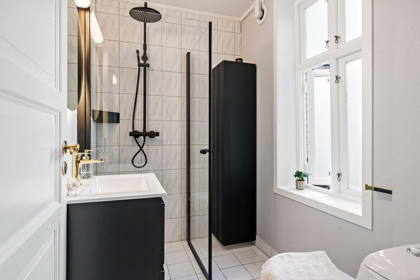 Lekkert og helfliset bad med nyere innredning. Varme i gulvet og avtrekk i tak/vegg. Galleribilde