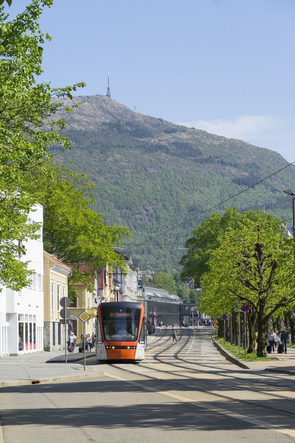 Kort avstand til bybanestopp og buss. Galleribilde