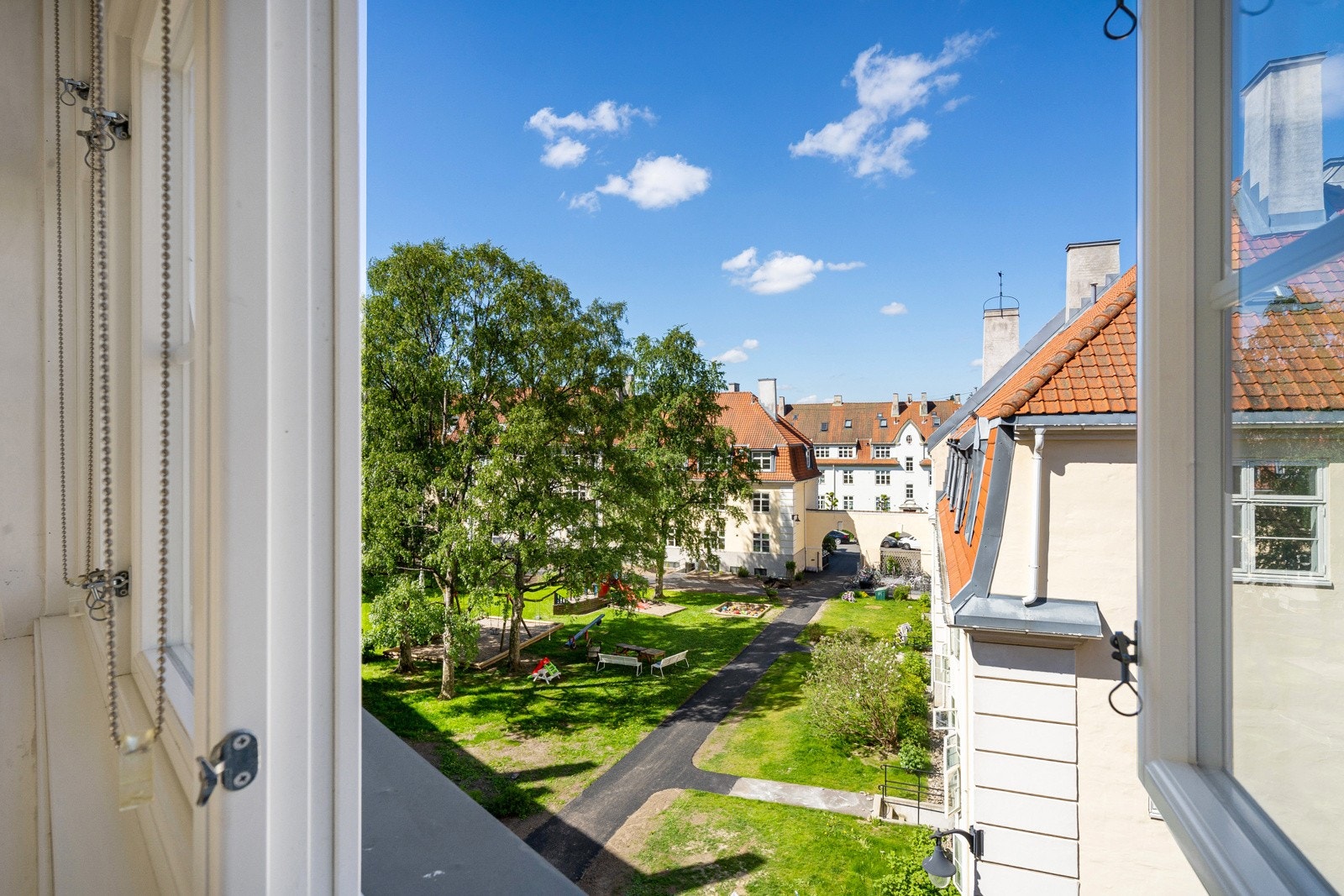 Omgivelsene har en fredelig og landlig atmosfære selv om sentrum bare er minutter unna med buss eller sykkel. Galleribilde