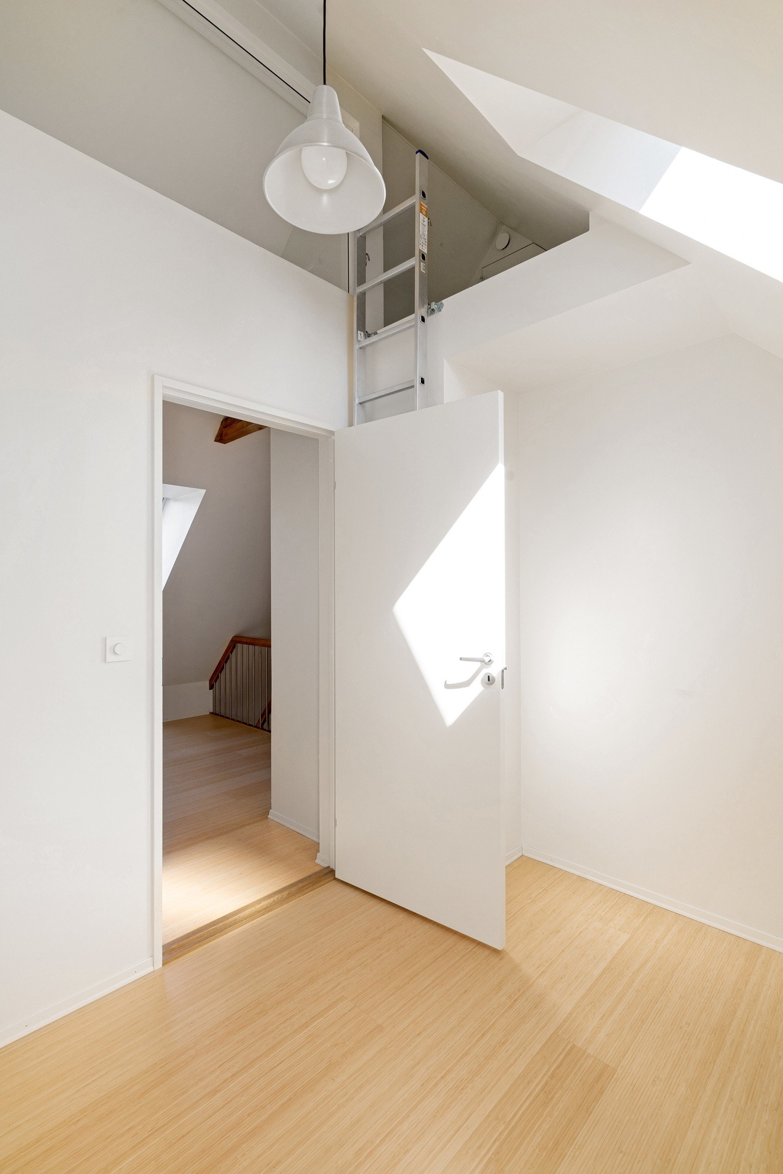 Soverom med gode lagringsmuligheter i knevegg og på hems. Galleribilde