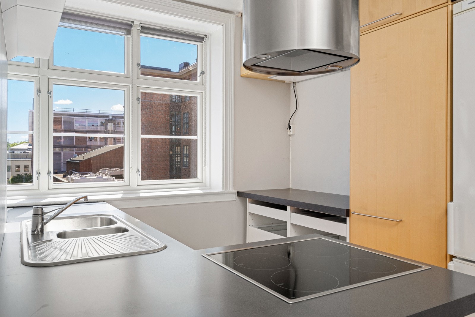 Store vindusflater på kjøkkenet gir rikelig med naturlig lysinnslipp. Galleribilde