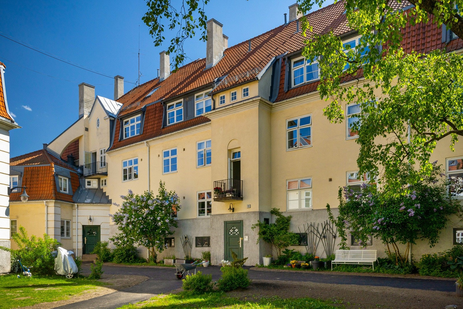 Lindern Hageby kan by på byens kanskje flotteste bakgårder med nydelig beplantning og gode solforhold. Galleribilde