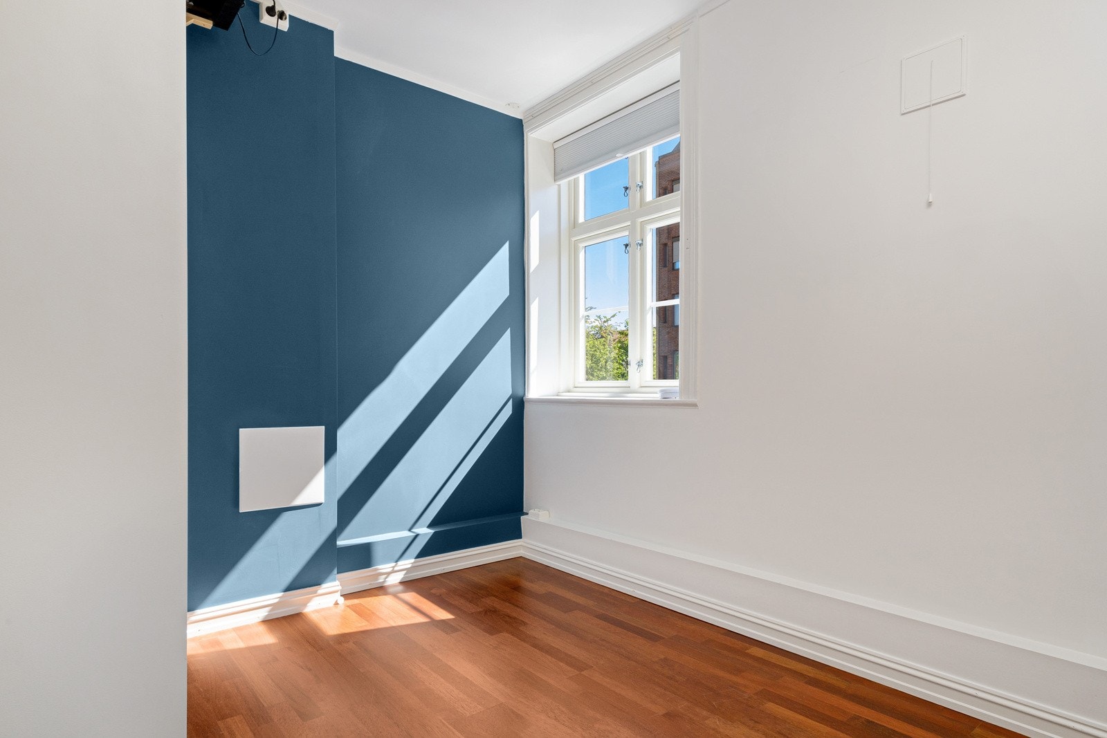 Romslig soverom i leilighetens hovedetasje. Galleribilde