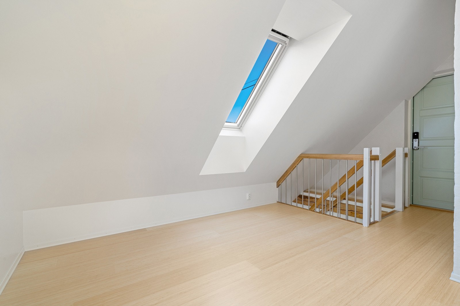 Romslig loftstue med god plass til sittegruppe og medievegg Galleribilde