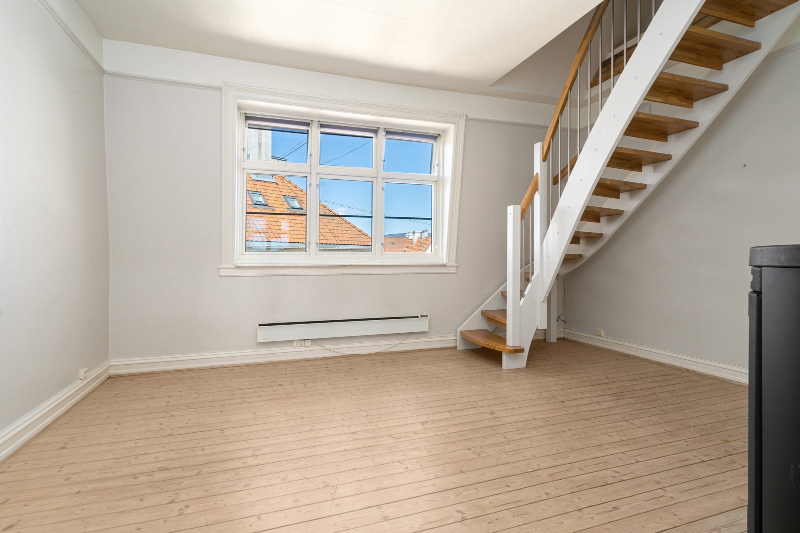 Romslig stue med god plass til sofagruppe og tilhørende møblement. Galleribilde