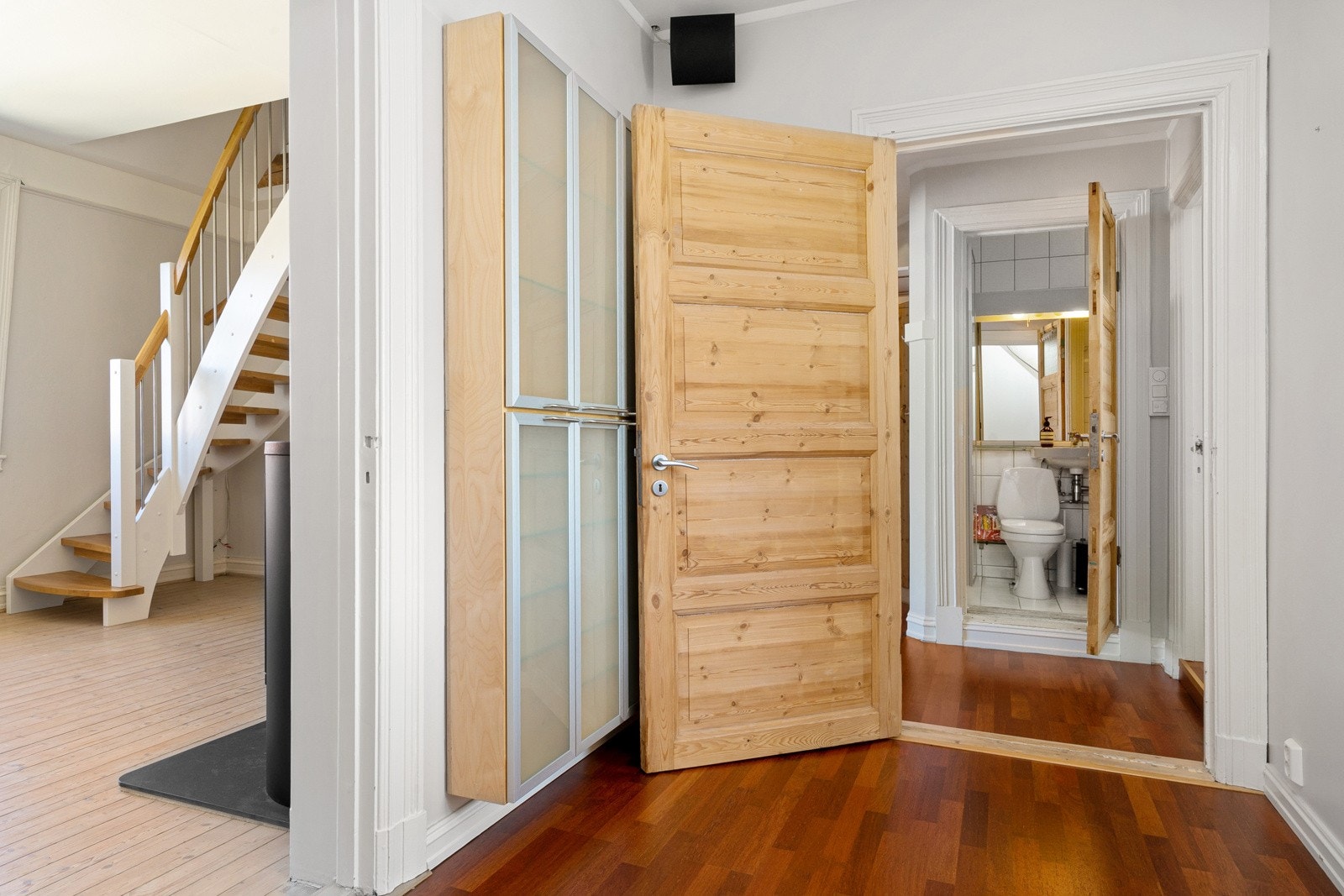 Selger har søkt og fått tillatelse til å rive vegg mellom kjøkken og stue, og erstatte veggen med ståldrager - se salgsoppgave for mer info. Galleribilde