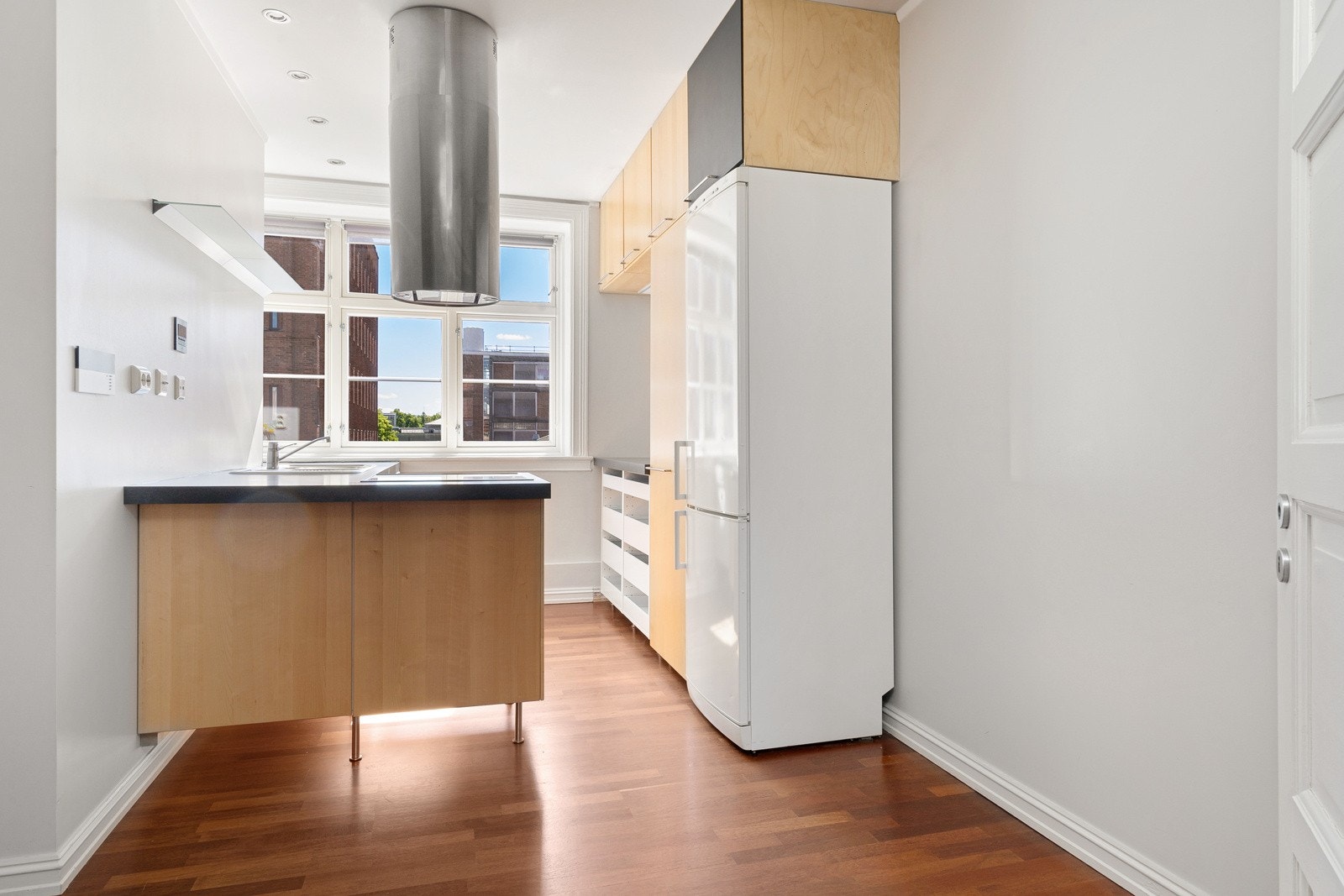 Romslig kjøkken med god plass til spisebord. Galleribilde