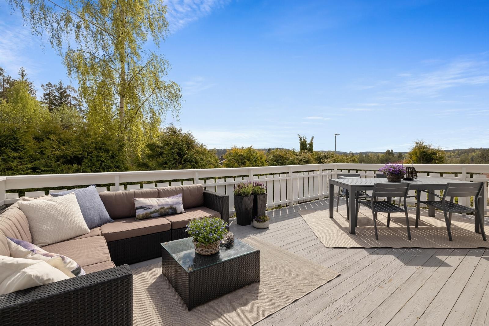 Fra stuen er det utgang til stor (41 kvm), sydvendt terrasse med meget gode solforhold Galleribilde