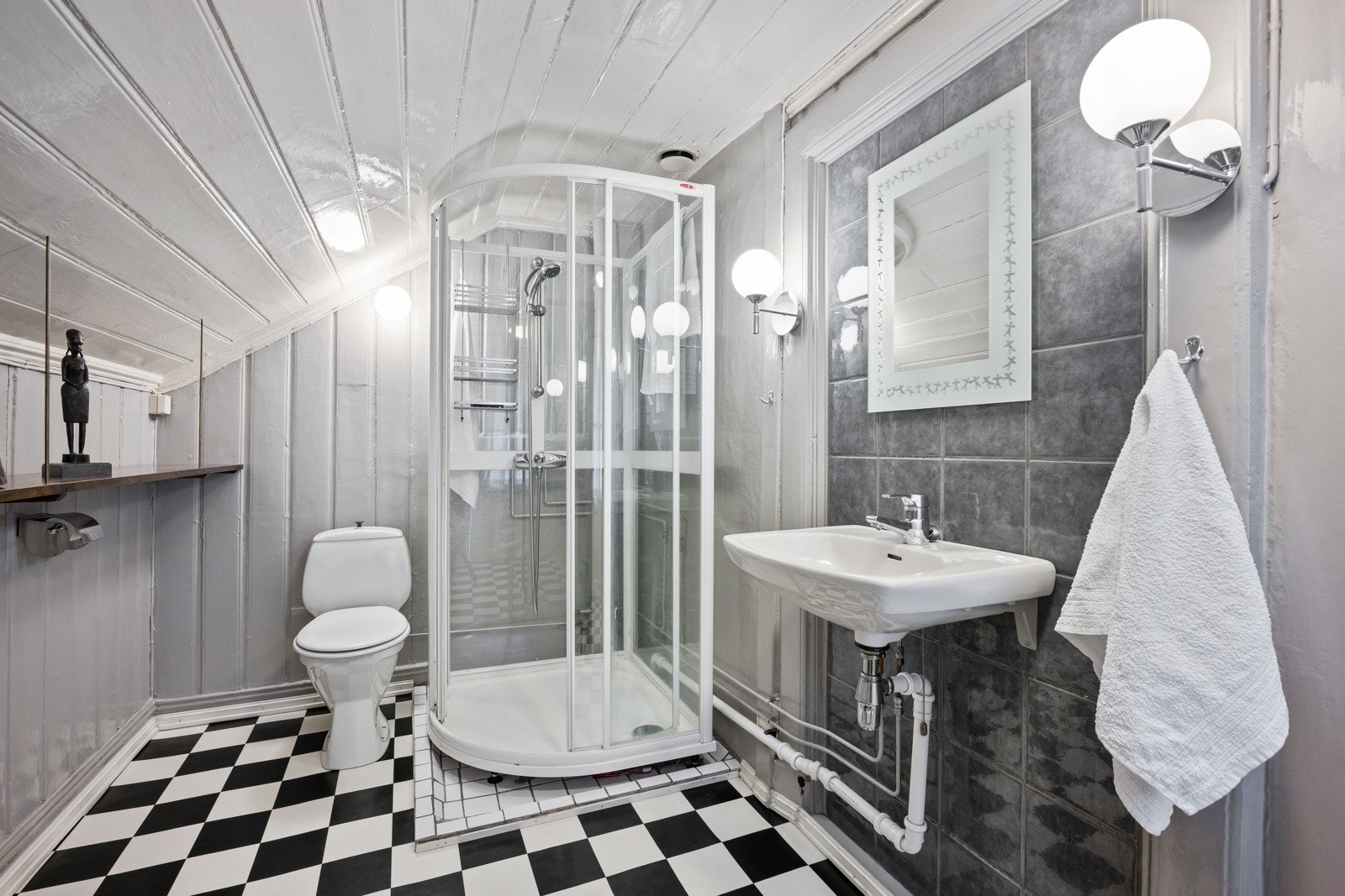 Bad i anneks med enkel standard Galleribilde